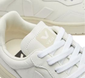 VEJA Sneaker V-90